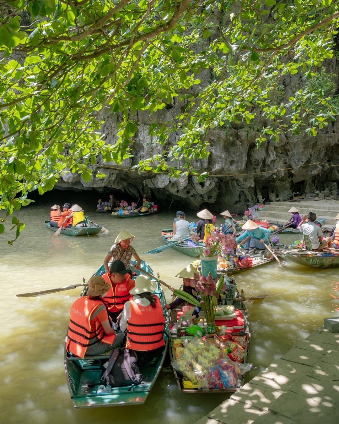 Du khách nước ngoài ngỡ ngàng trước cảnh này khi ngồi thuyền trải nghiệm ở Ninh Bình - Ảnh 7.