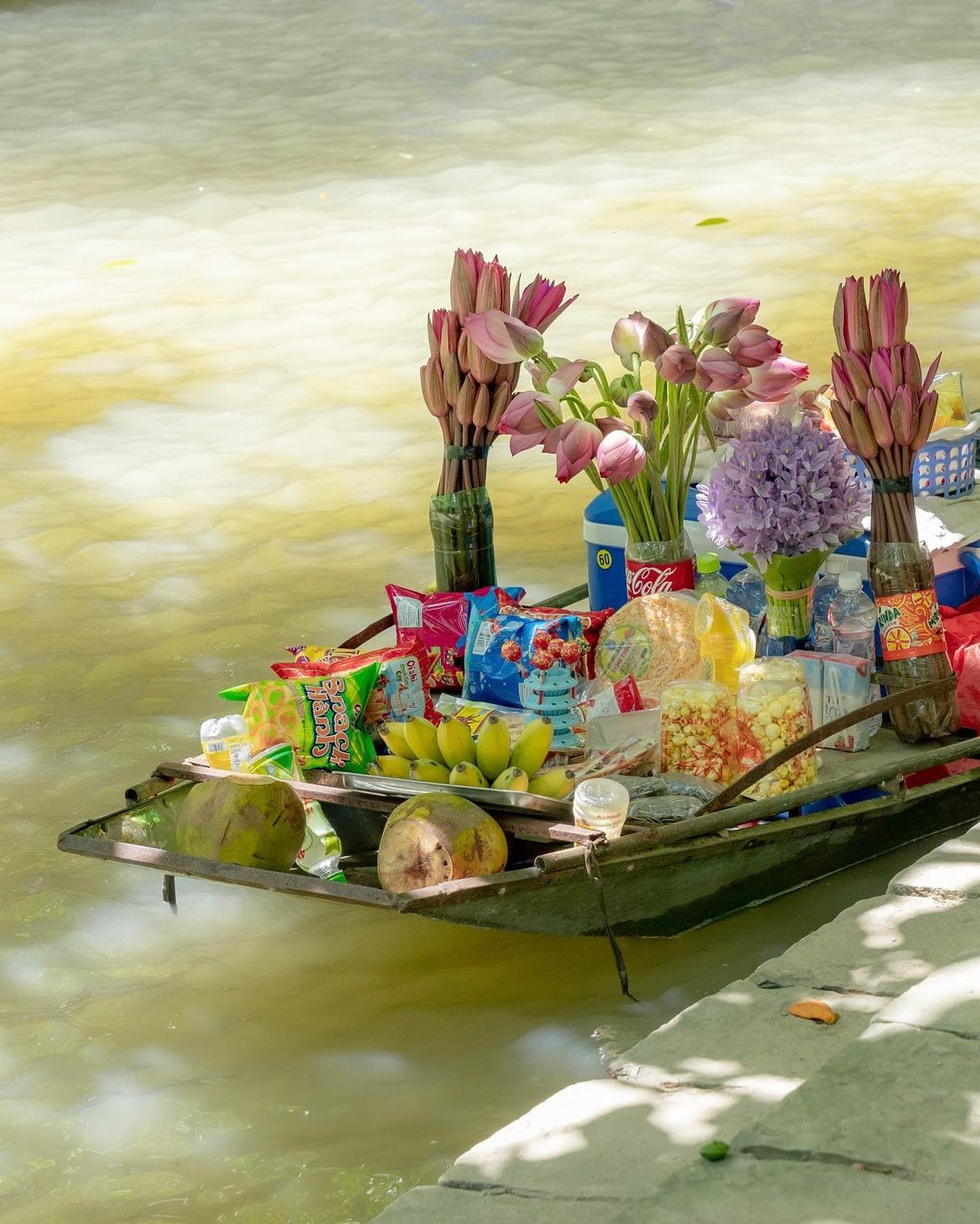 Du khách nước ngoài ngỡ ngàng trước cảnh này khi ngồi thuyền trải nghiệm ở Ninh Bình - Ảnh 8.