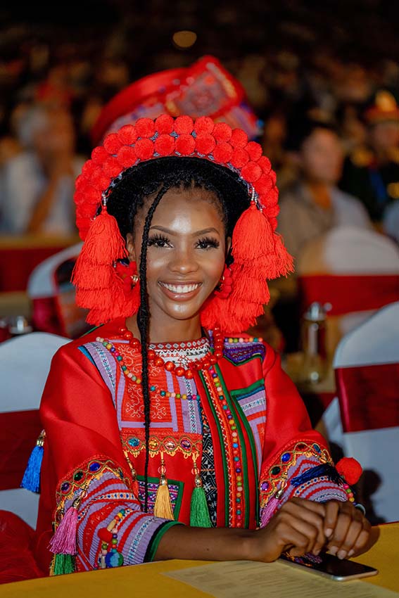 Lần đầu tiên các thí sinh Hoa hậu Du lịch Thế giới xuất hiện trong trang phục các dân tộc Việt Nam - Ảnh 2.