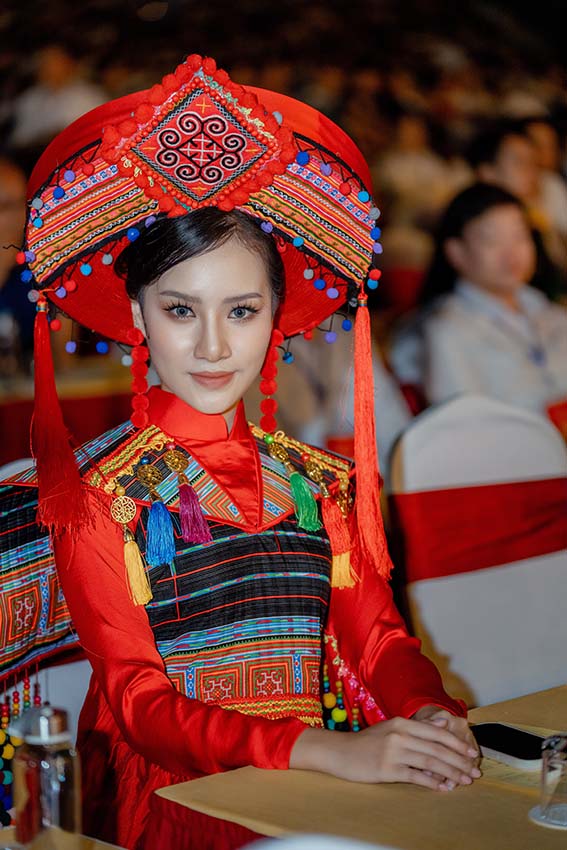 Lần đầu tiên các thí sinh Hoa hậu Du lịch Thế giới xuất hiện trong trang phục các dân tộc Việt Nam - Ảnh 1.