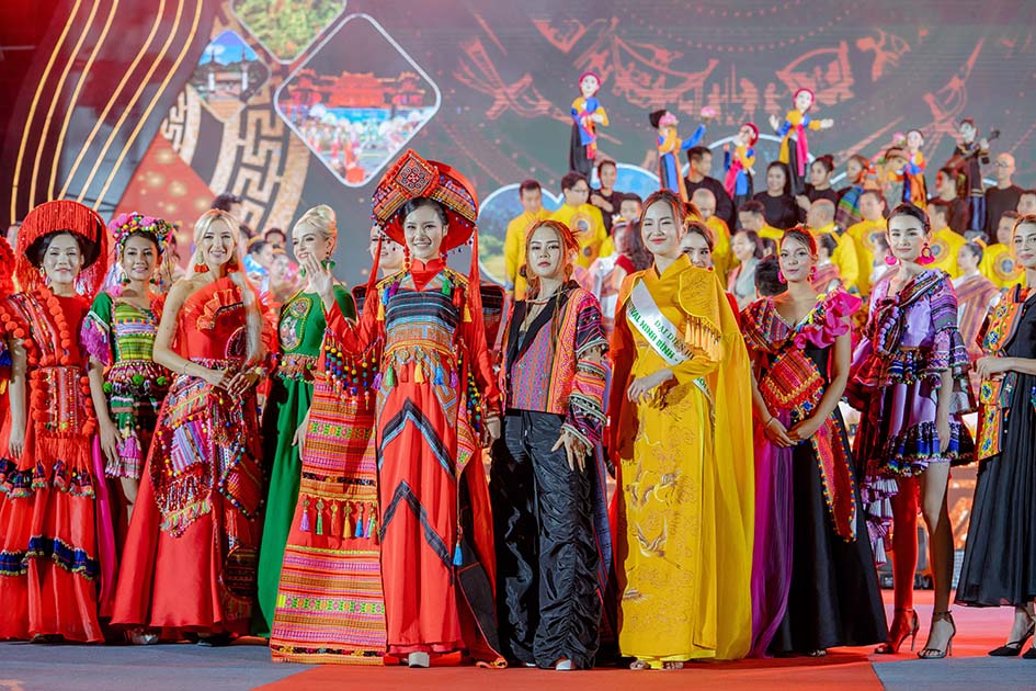 Lần đầu tiên các thí sinh Hoa hậu Du lịch Thế giới xuất hiện trong trang phục các dân tộc Việt Nam - Ảnh 6.