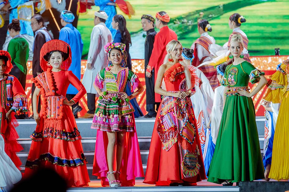 Lần đầu tiên các thí sinh Hoa hậu Du lịch Thế giới xuất hiện trong trang phục các dân tộc Việt Nam - Ảnh 7.