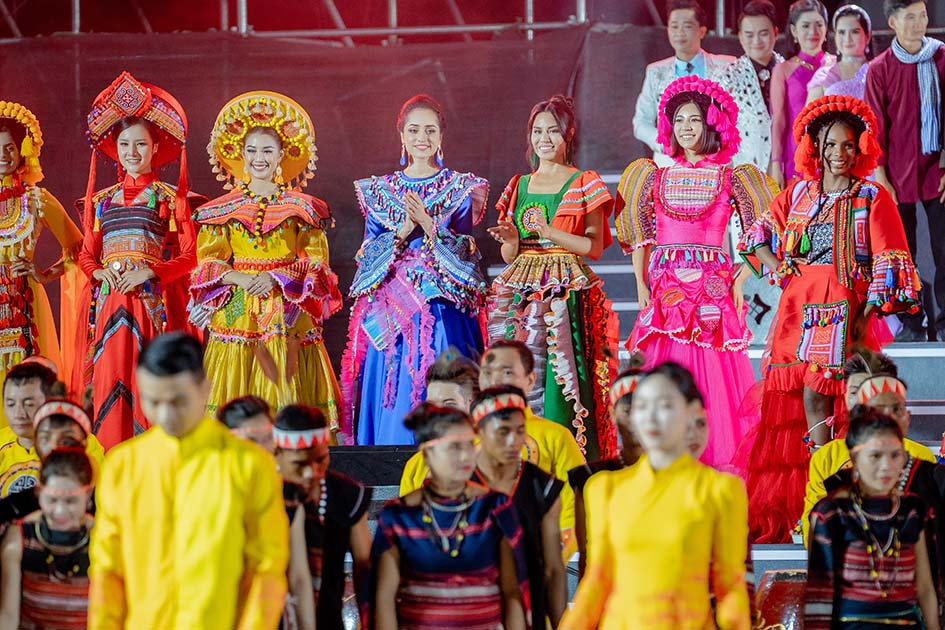 Lần đầu tiên các thí sinh Hoa hậu Du lịch Thế giới xuất hiện trong trang phục các dân tộc Việt Nam - Ảnh 8.