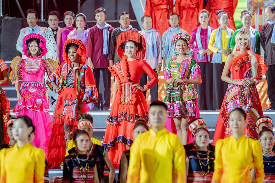 Lần đầu tiên các thí sinh Hoa hậu Du lịch Thế giới xuất hiện trong trang phục các dân tộc Việt Nam - Ảnh 9.