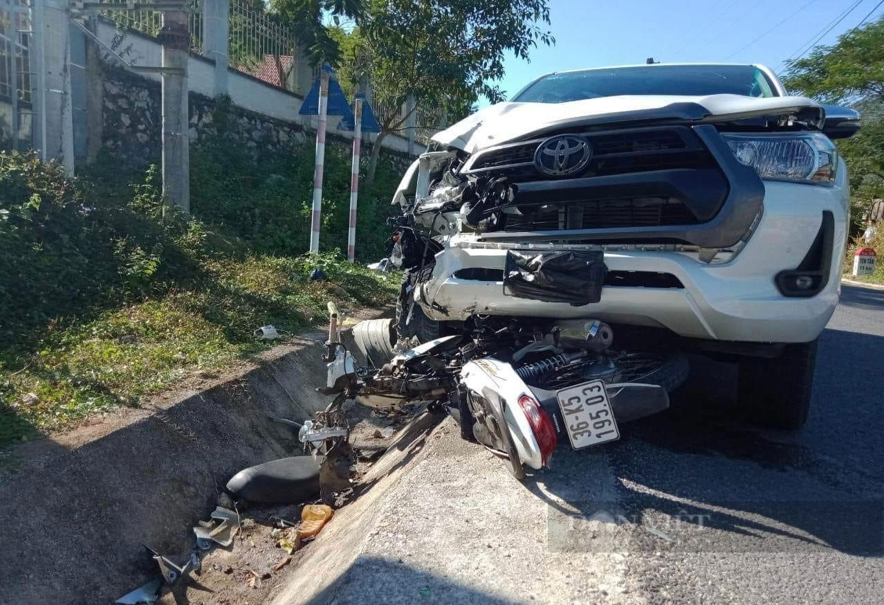 Trưởng công an thị trấn Mường Lát lái bán tải Hilux tông xe máy khiến 2 người tử vong - Ảnh 1.