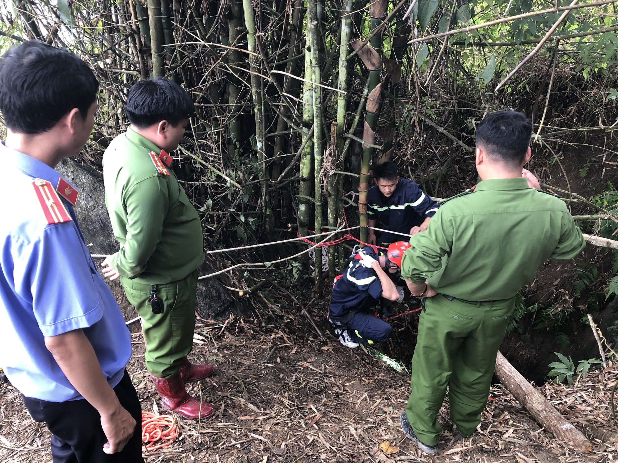 Cảnh sát đu dây xuống hang, tiếp cận thi thể chưa xác định danh tính - Ảnh 4.