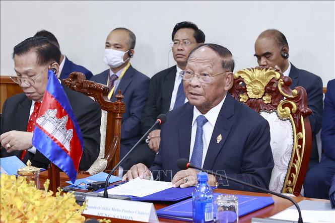 Chủ tịch Quốc hội Vương Đình Huệ bắt đầu thăm chính thức Campuchia và dự AIPA-43 - Ảnh 3.