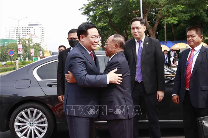 Chủ tịch Quốc hội Vương Đình Huệ bắt đầu thăm chính thức Campuchia và dự AIPA-43 - Ảnh 5.