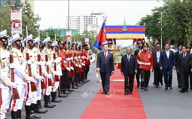 Chủ tịch Quốc hội Vương Đình Huệ bắt đầu thăm chính thức Campuchia và dự AIPA-43 - Ảnh 8.