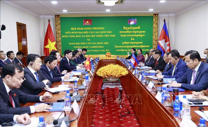Chủ tịch Quốc hội Vương Đình Huệ bắt đầu thăm chính thức Campuchia và dự AIPA-43 - Ảnh 4.