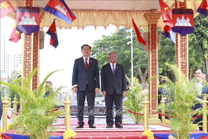Chủ tịch Quốc hội Vương Đình Huệ bắt đầu thăm chính thức Campuchia và dự AIPA-43 - Ảnh 9.