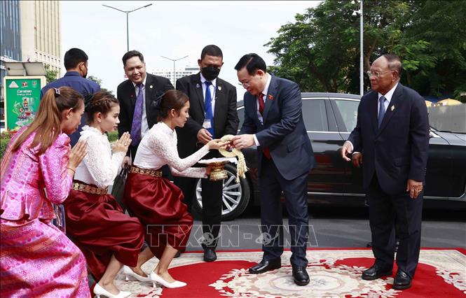Chủ tịch Quốc hội Vương Đình Huệ bắt đầu thăm chính thức Campuchia và dự AIPA-43 - Ảnh 7.