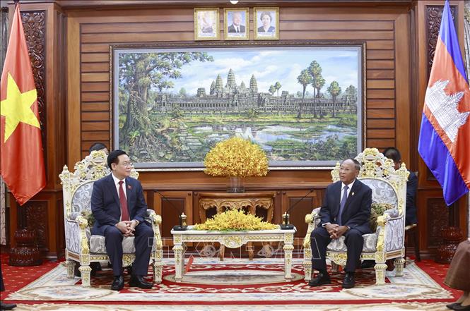 Chủ tịch Quốc hội Vương Đình Huệ bắt đầu thăm chính thức Campuchia và dự AIPA-43 - Ảnh 1.