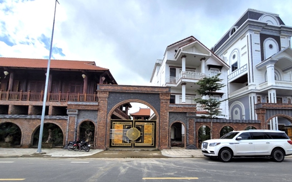 Quảng Ngãi: Ngang nhiên xây công trình “khủng” không phép trong biệt phủ ở trung tâm thành phố 