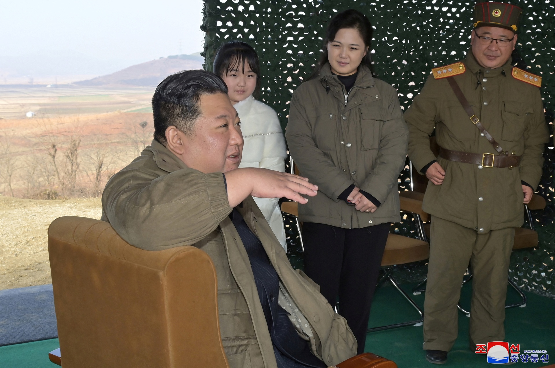 Con gái ông Kim Jong Un lần đầu xuất hiện trước công chúng - Ảnh 2.