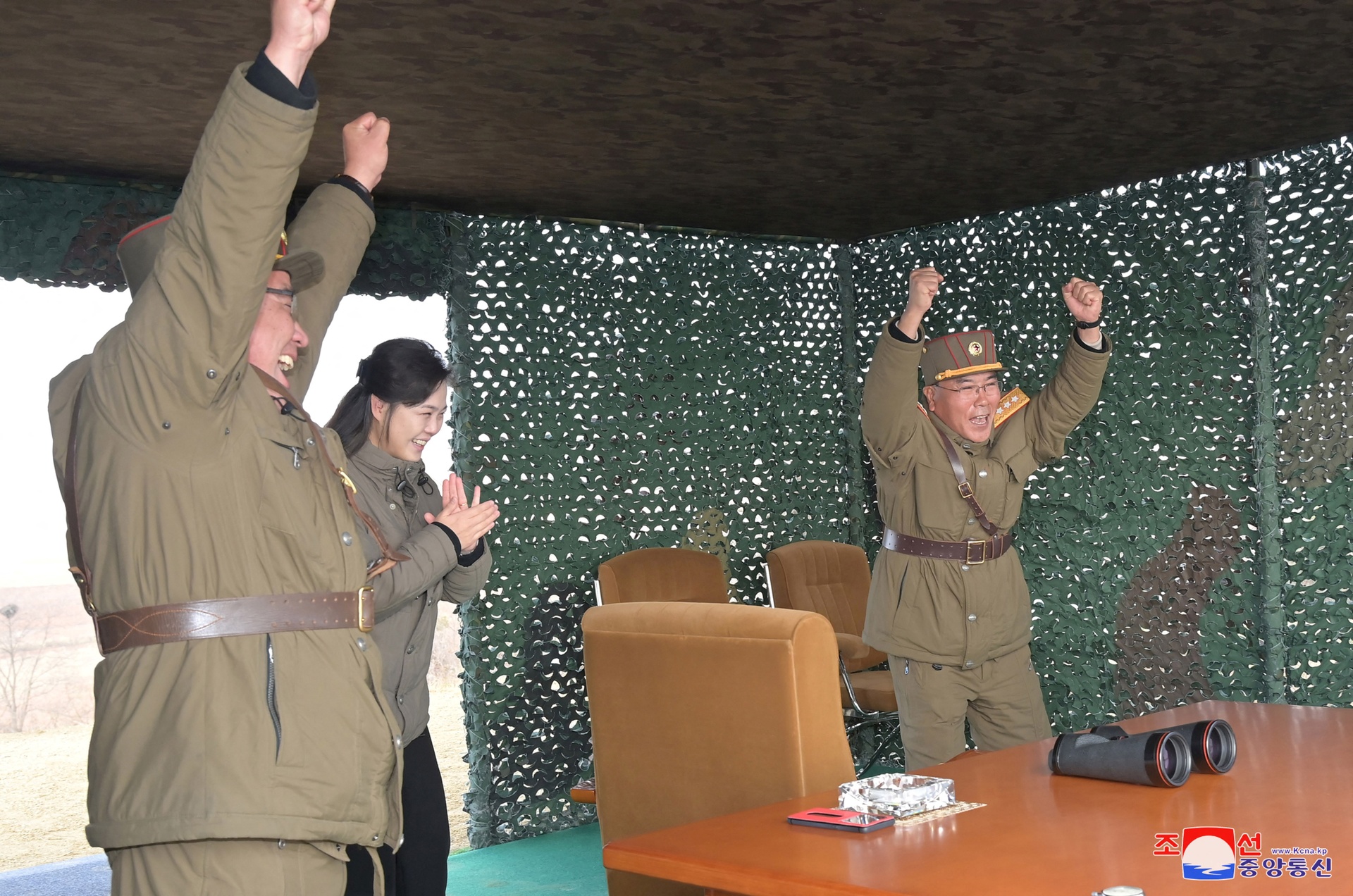Con gái ông Kim Jong Un lần đầu xuất hiện trước công chúng - Ảnh 6.