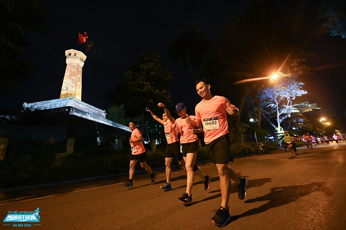 10 nghìn VĐV dự VnExpress Marathon Hanoi Midnight 2022 tranh 1,5 tỷ đồng tiền thưởng - Ảnh 3.