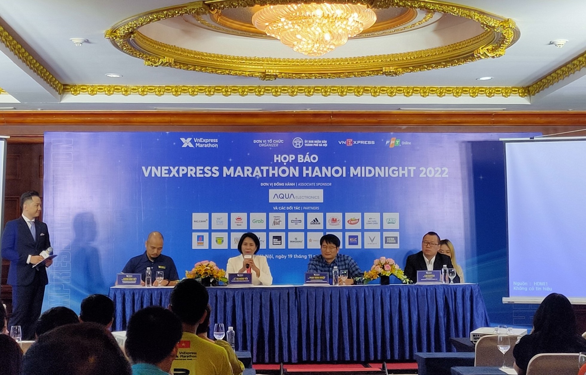 10 nghìn VĐV dự VnExpress Marathon Hanoi Midnight 2022 tranh 1,5 tỷ đồng tiền thưởng - Ảnh 1.