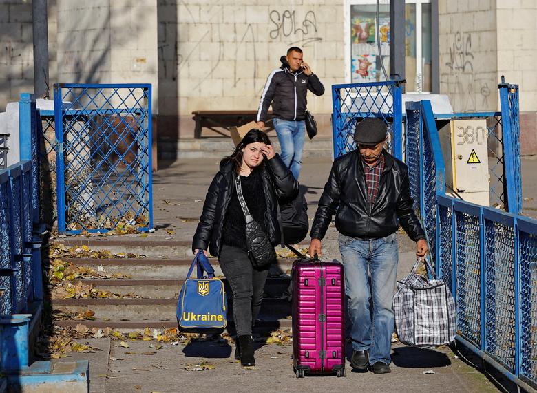 Hình ảnh người dân sơ tán khỏi Kherson - Ảnh 1.