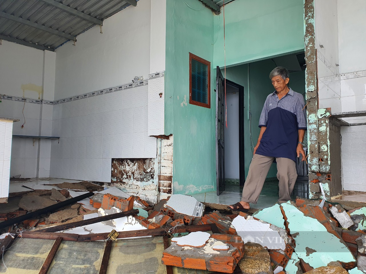 Nha Trang: Hàng chục hộ dân Cồn Nhất Trí nơm nớp lo âu sóng đánh sập nhà - Ảnh 1.