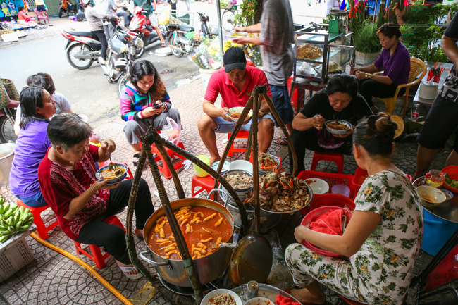 Du khách nước ngoài nhận xét Việt Nam có phong cách ăn uống độc đáo - Ảnh 13.