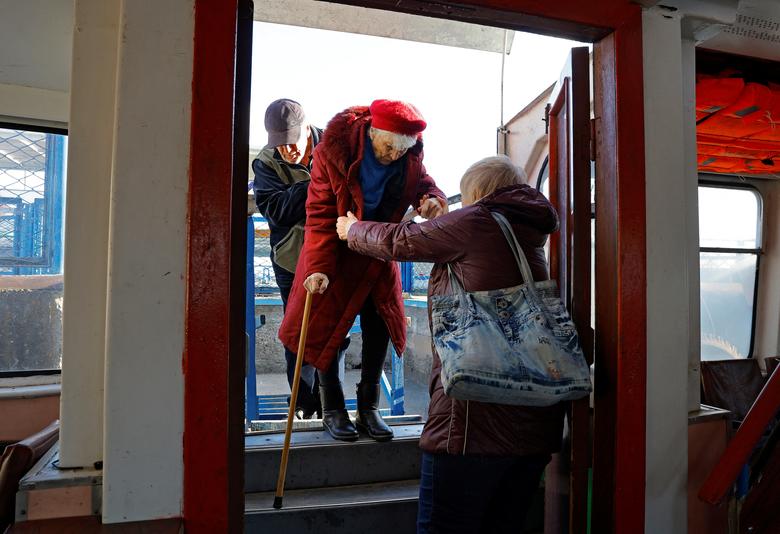 Hình ảnh người dân sơ tán khỏi Kherson - Ảnh 5.