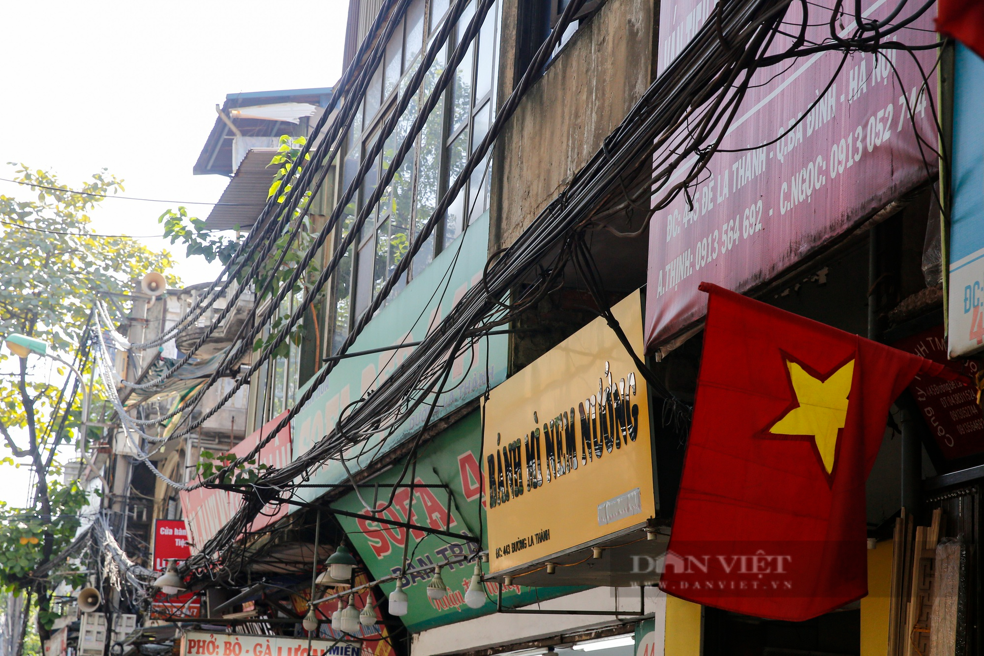 &quot;Mạng nhện&quot; giăng mắc chằng chịt, treo lơ lửng trên đầu người tại Hà Nội - Ảnh 7.