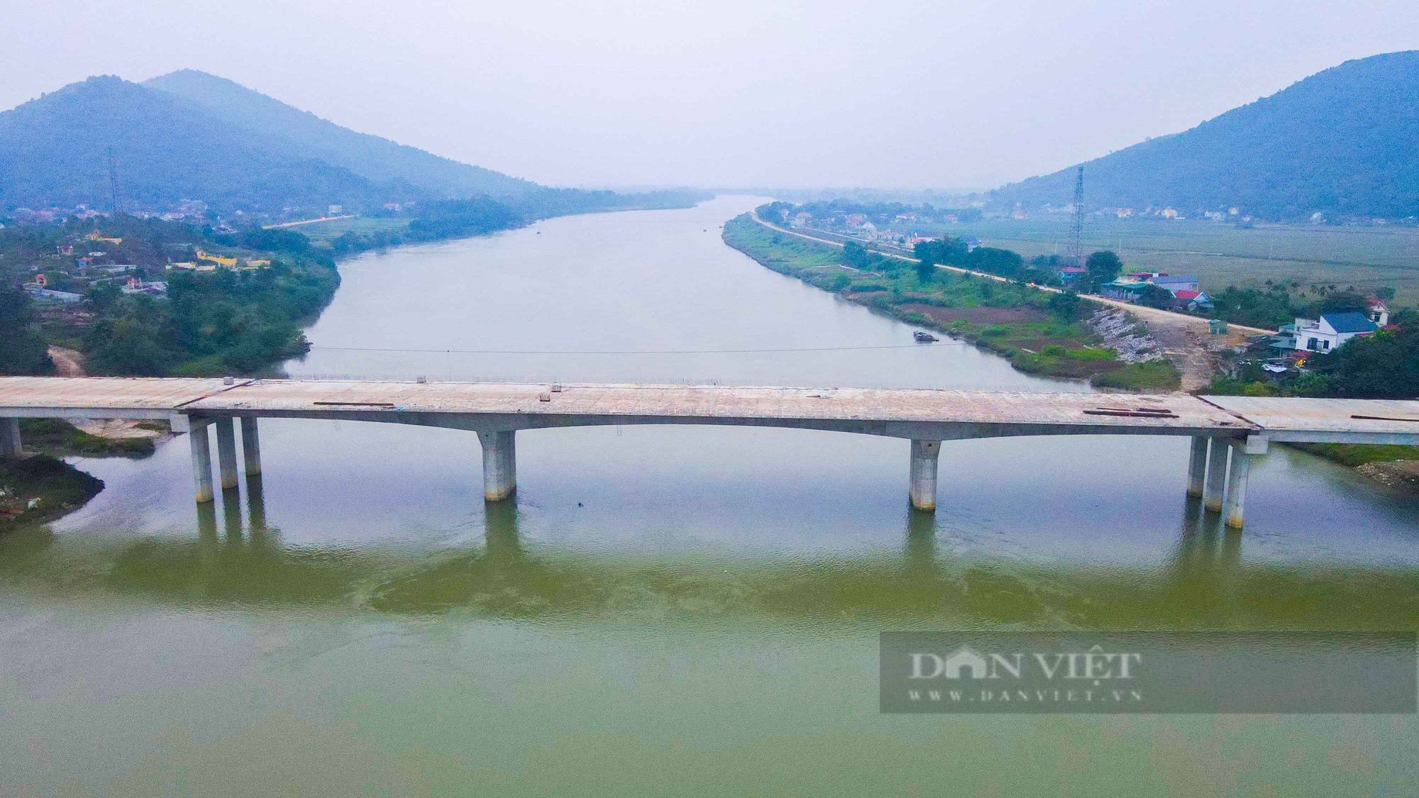 Hình hài cây cầu trăm tỷ vượt sông Mê Việt Linh trên tuyến cao tốc Bắc - Nam chuẩn bị về đích - Ảnh 3.