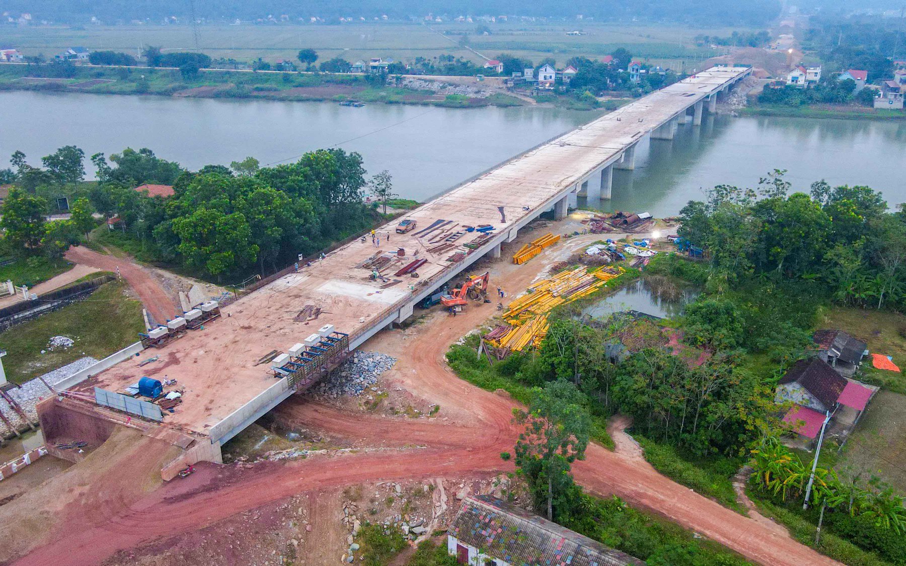Hình hài cây cầu trăm tỷ vượt sông Mã trên tuyến cao tốc Bắc - Nam chuẩn bị &quot;về đích&quot;