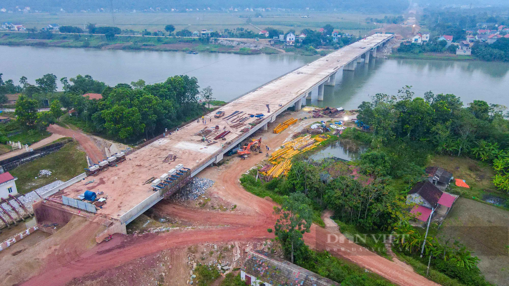 Hình hài cây cầu trăm tỷ vượt sông Mê Việt Linh trên tuyến cao tốc Bắc - Nam chuẩn bị về đích - Ảnh 1.
