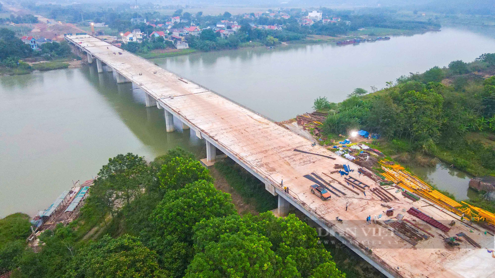 Hình hài cây cầu trăm tỷ vượt sông Mê Việt Linh trên tuyến cao tốc Bắc - Nam chuẩn bị về đích - Ảnh 2.
