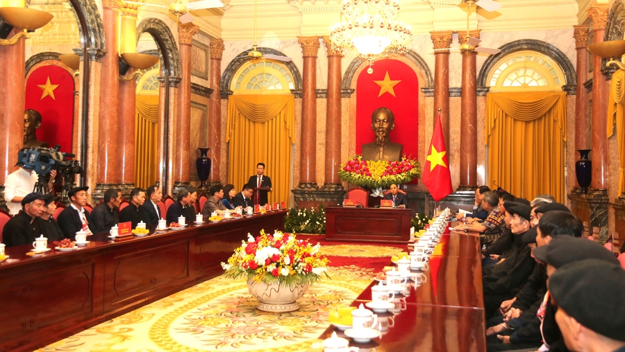 Chủ tịch nước Nguyễn Xuân Phúc gặp mặt người có uy tín tiêu biểu trong đồng bào dân tộc thiểu số tỉnh Hà Giang - Ảnh 3.