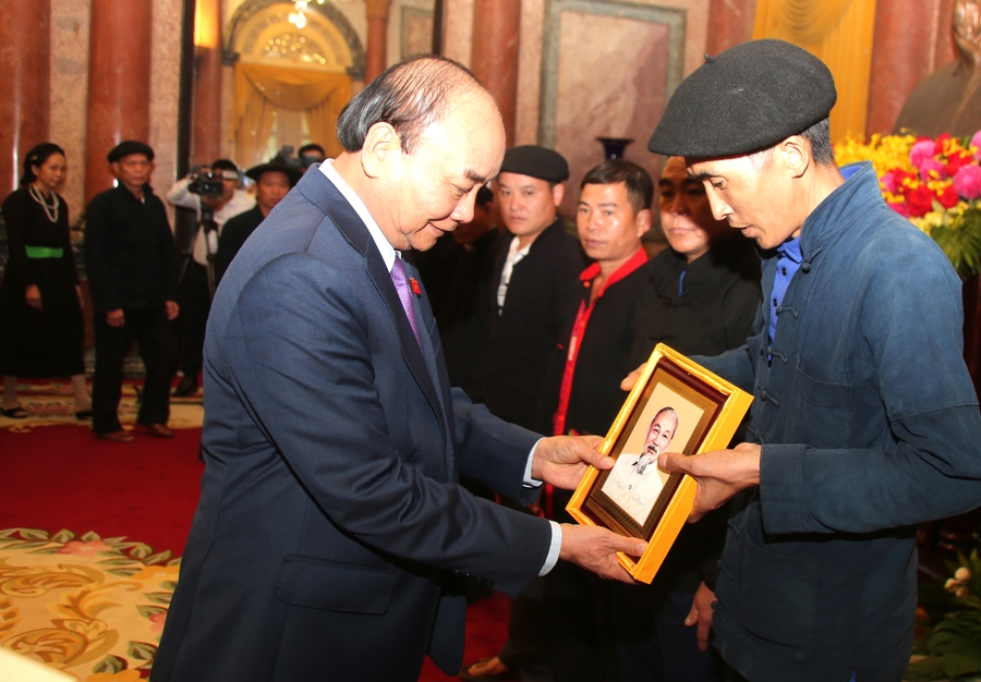 Chủ tịch nước Nguyễn Xuân Phúc gặp mặt người có uy tín tiêu biểu trong đồng bào dân tộc thiểu số tỉnh Hà Giang - Ảnh 9.