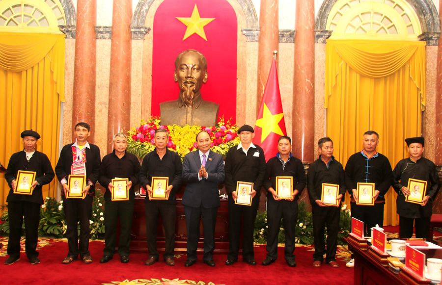 Chủ tịch nước Nguyễn Xuân Phúc gặp mặt người có uy tín tiêu biểu trong đồng bào dân tộc thiểu số tỉnh Hà Giang - Ảnh 10.