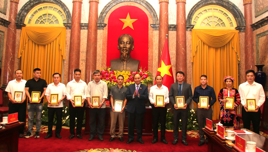 Chủ tịch nước Nguyễn Xuân Phúc gặp mặt người có uy tín tiêu biểu trong đồng bào dân tộc thiểu số tỉnh Hà Giang - Ảnh 7.
