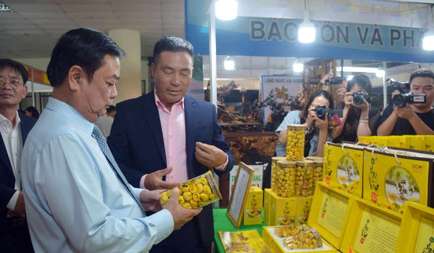 Xuất hiện loại trà hoa vàng gây sốt tại một hội chợ giữa Thủ đô Hà Nội - Ảnh 3.
