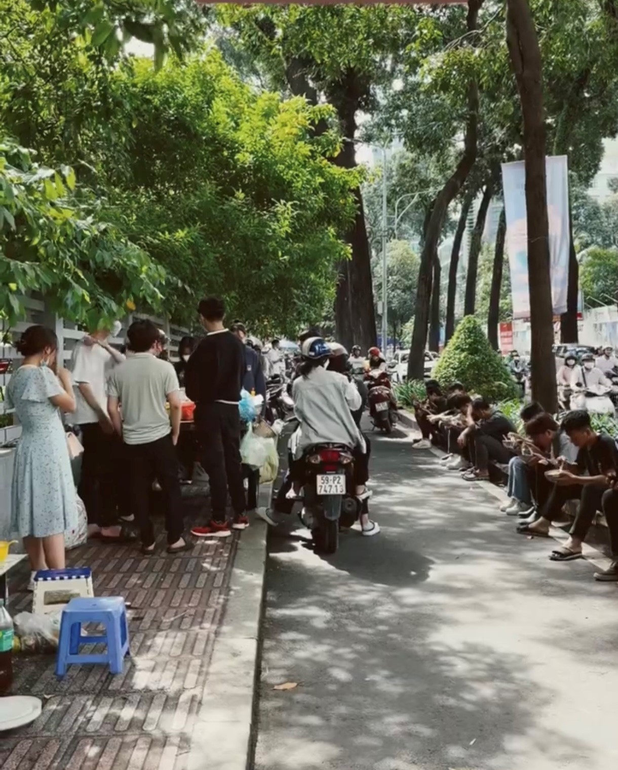 Ẩm thực Sài Gòn: Món miến trộn ngày bán trăm bát nhờ loại gia vị độc quyền  - Ảnh 1.
