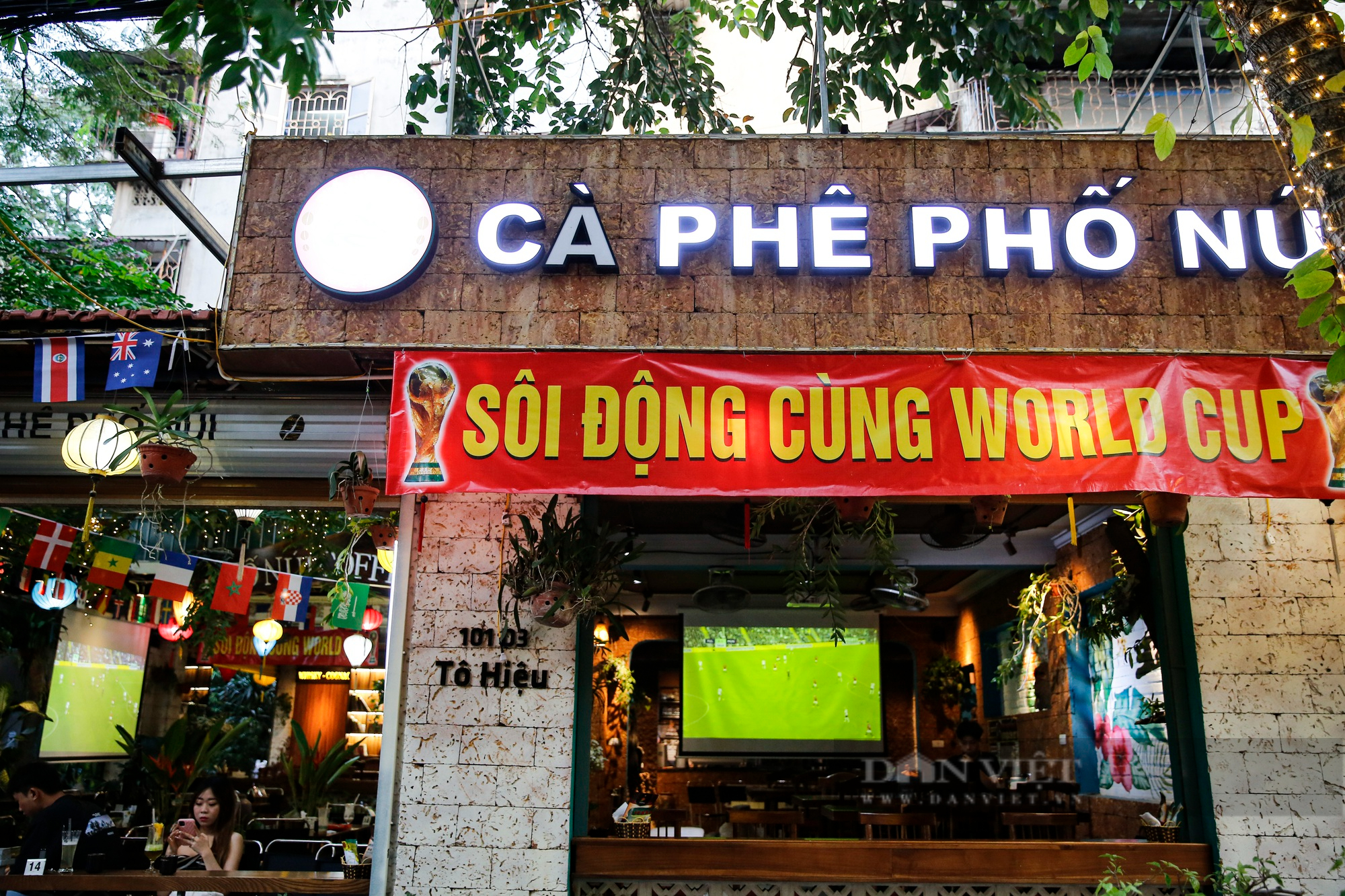 Hàng quán tại Hà Nội trang bị màn hình máy chiếu siêu nét phục vụ mùa World Cup 2022 - Ảnh 1.