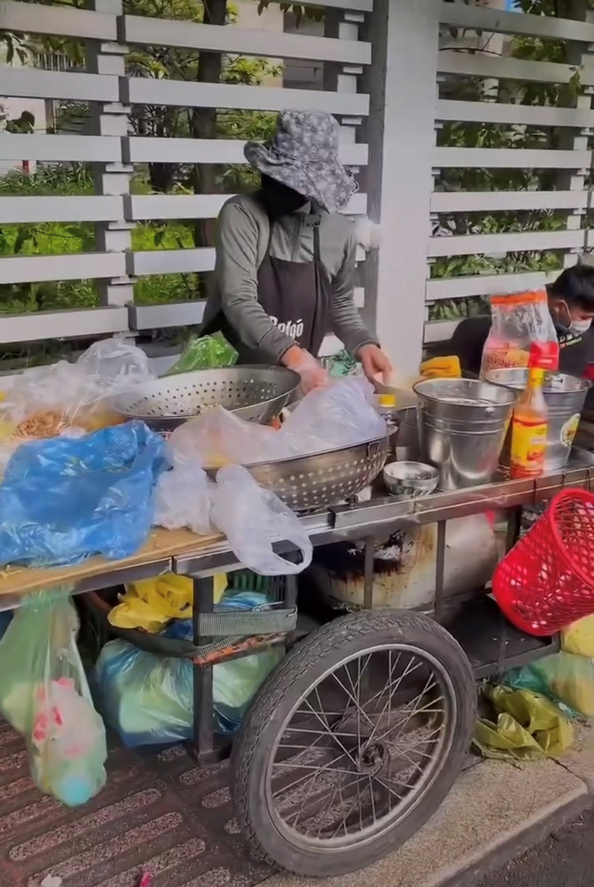 Ẩm thực Sài Gòn: Món miến trộn ngày bán trăm bát nhờ loại gia vị độc quyền  - Ảnh 3.