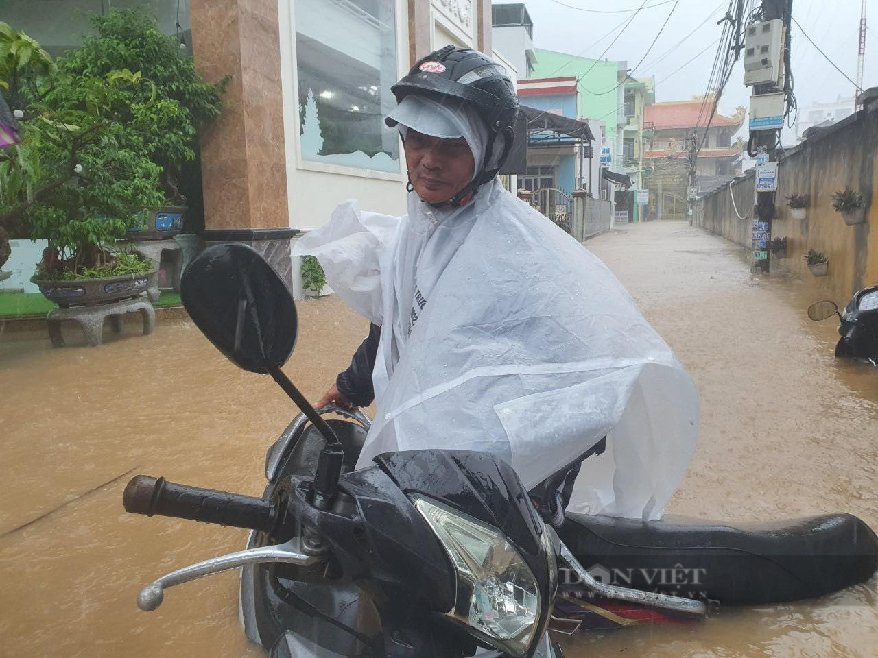 Lũ cuốn trôi xe máy ở Quy Nhơn: “Sống hơn 20 năm, chưa bao giờ thấy nước kinh khủng như thế” - Ảnh 3.