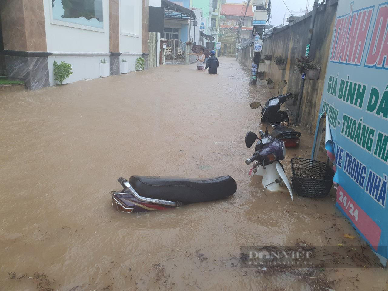 Lũ cuốn trôi xe máy ở Quy Nhơn: “Sống hơn 20 năm, chưa bao giờ thấy nước kinh khủng như thế” - Ảnh 2.
