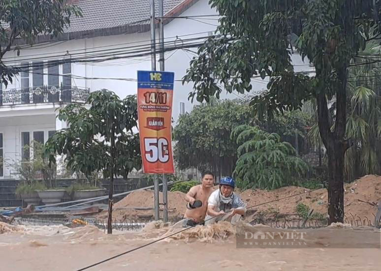 Lũ cuốn trôi xe máy ở Quy Nhơn: “Sống hơn 20 năm, chưa bao giờ thấy nước kinh khủng như thế” - Ảnh 1.