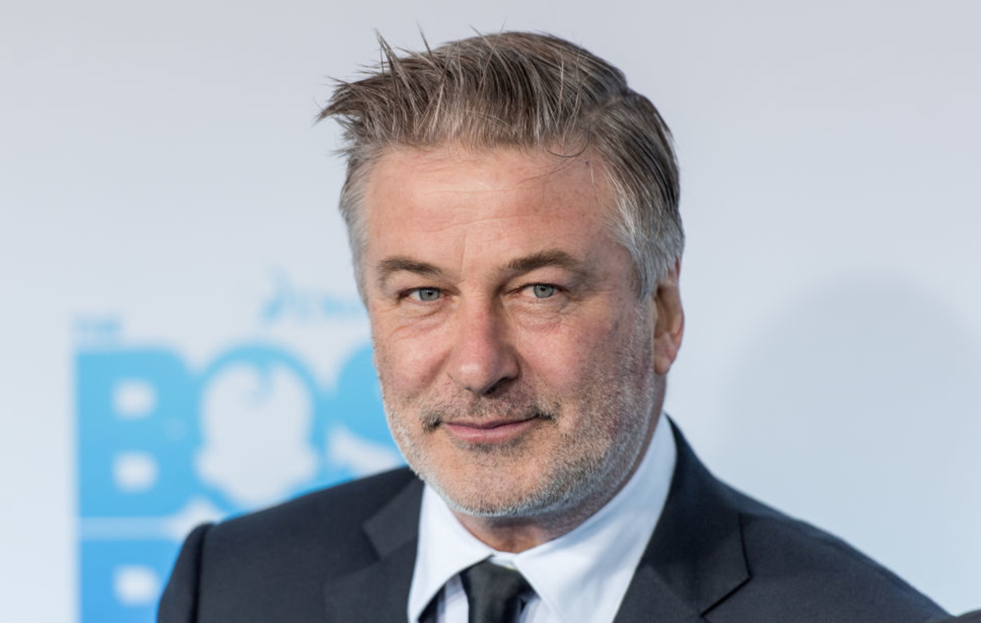 Alec Baldwin kiện ngược đoàn làm phim, nơi sự việc nổ súng giết chết đạo diễn - Ảnh 1.