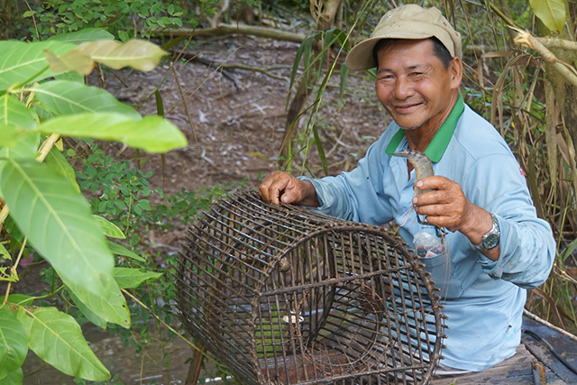 Mùa nước nổi Đồng Tháp, theo nông dân đi đặt lọp bắt tôm sông, đặt dớn bắt cá đồng - Ảnh 3.