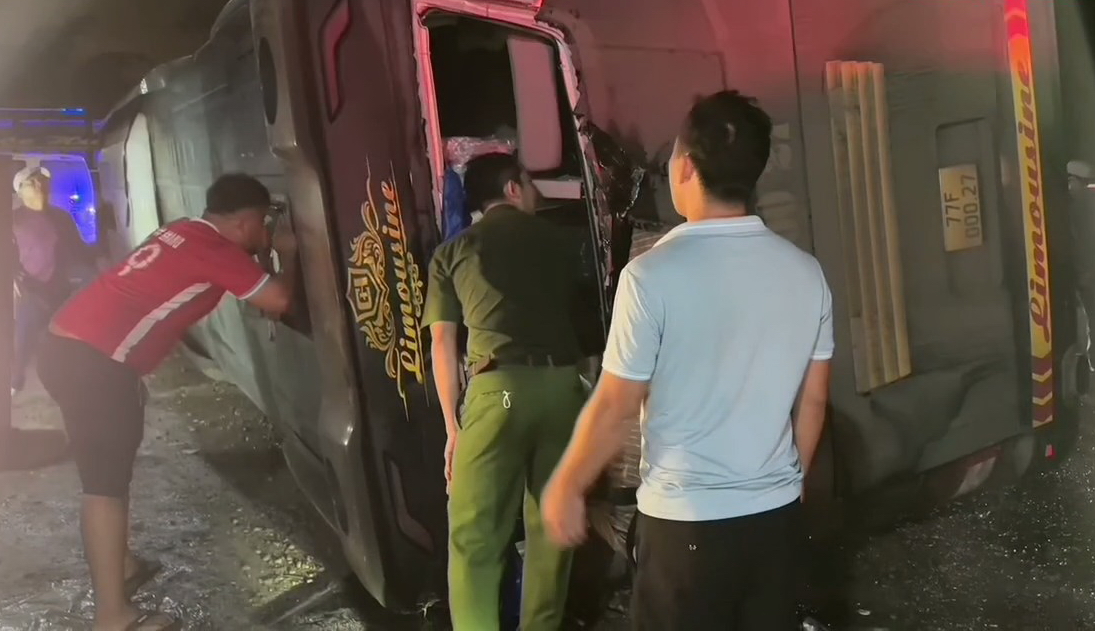 Bình Thuận:Hơn 1 giờ nghẹt thở giải cứu hành khách bị đứt 1 tay 1 chân mắc kẹt trong xe khách bị lật  - Ảnh 2.