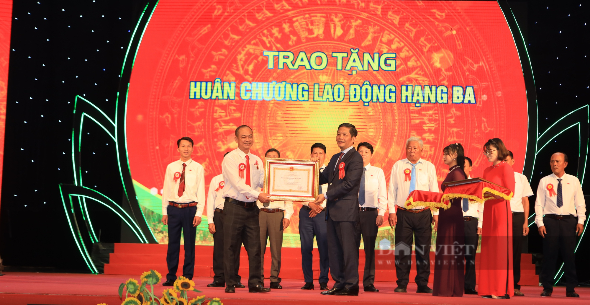 Tỷ phú trồng cây ăn trái, nuôi chim yến ở Bình Dương được tặng Huân chương Lao động hạng Ba của Chủ tịch nước - Ảnh 1.