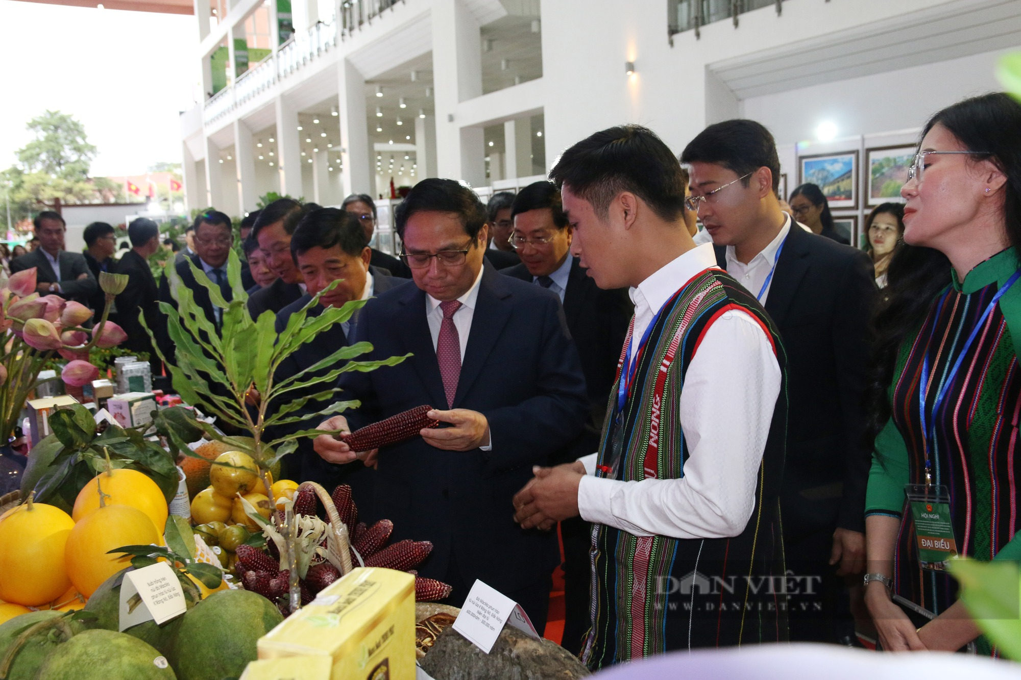Thủ tướng Chính phủ Phạm Minh Chính cắt băng khai mạc triển lãm ảnh Tây Nguyên xanh hài hòa - bền vững - Ảnh 7.