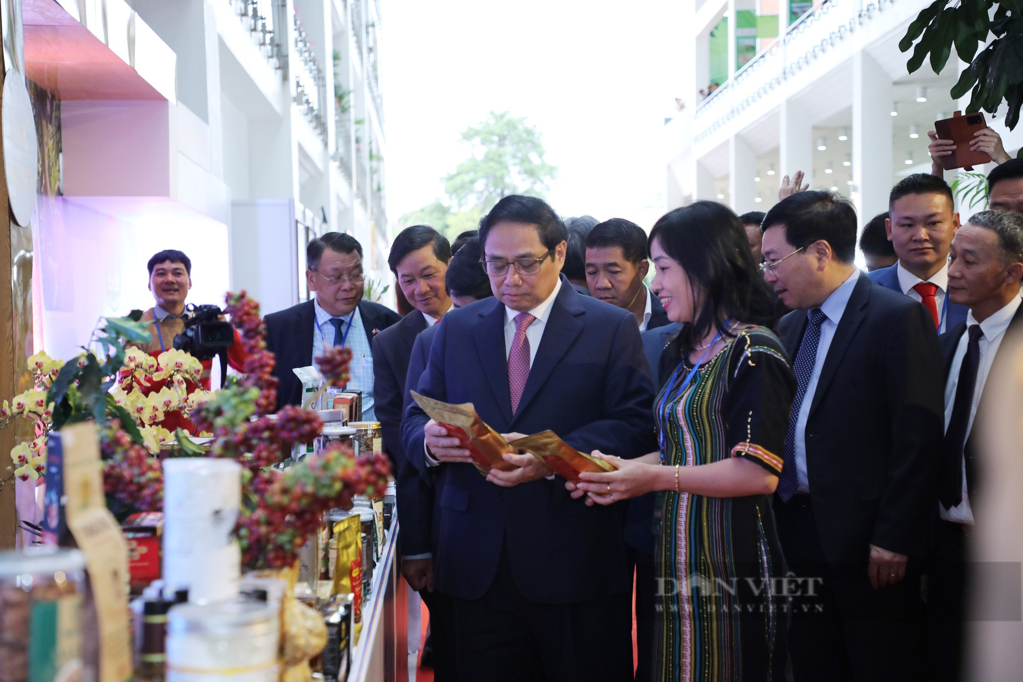 Thủ tướng Chính phủ Phạm Minh Chính cắt băng khai mạc triển lãm ảnh Tây Nguyên xanh hài hòa - bền vững - Ảnh 3.