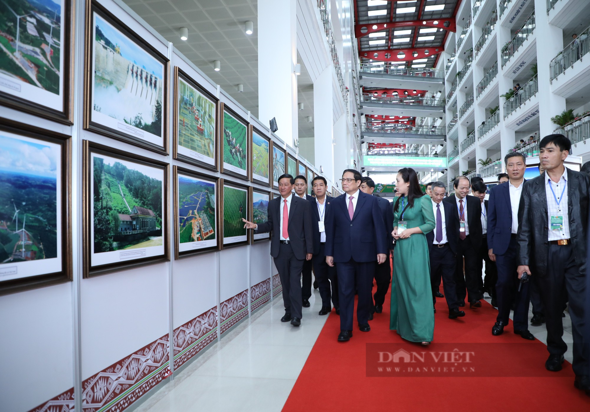 Thủ tướng Chính phủ Phạm Minh Chính cắt băng khai mạc triển lãm ảnh Tây Nguyên xanh hài hòa - bền vững - Ảnh 2.