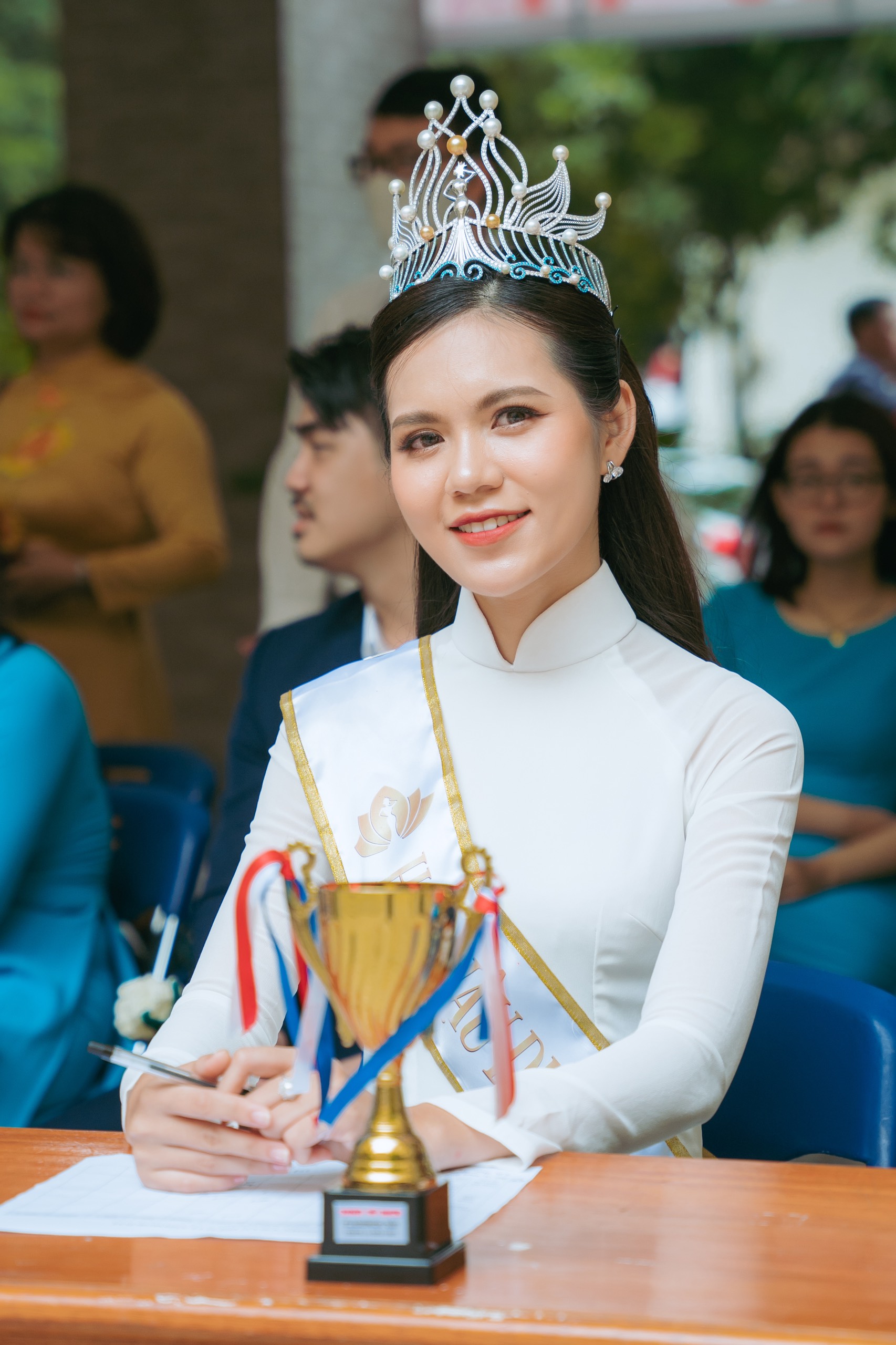 Tân Hoa hậu Lương Kỳ Duyên về thăm trường nhân ngày 20/11, nhớ kỷ niệm thời học chuyên Toán - Ảnh 3.
